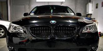 Predné mriežky chladiča čierne lesklé - BMW E60