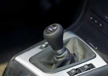 Originál BMW emblém na radiacu páku 5 rýchlostnú ///M