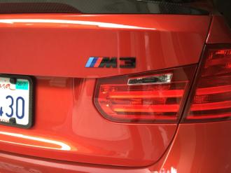 Originál BMW M3 emblém na kufor (Blackline)